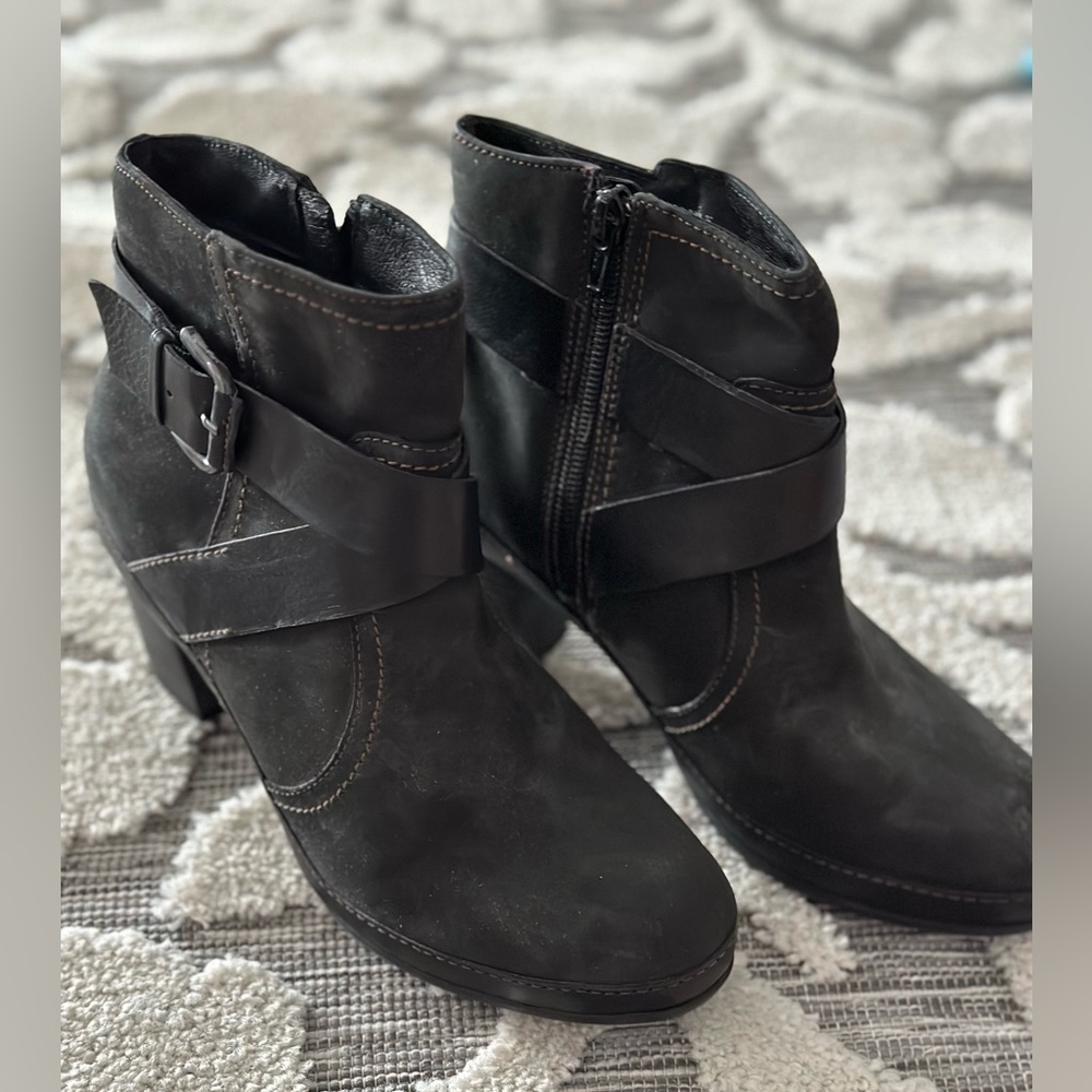 Clark Bootie Black/Suede Size 6.5 W